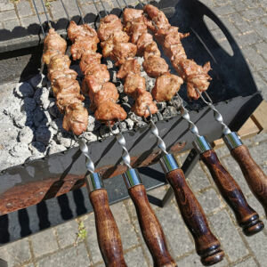 Pagrindinis mūsų dvigubos šakutės iešmelių privalumas yra tas, kad mėsa, daržovės ir grybai nebesvyruos ant iešmo! Dėl naujoviškos konstrukcijos ir saugaus fiksavimo galėsite gaminti maistą ramiau ir nesiblaškydami dėl smulkių nesklandumų.